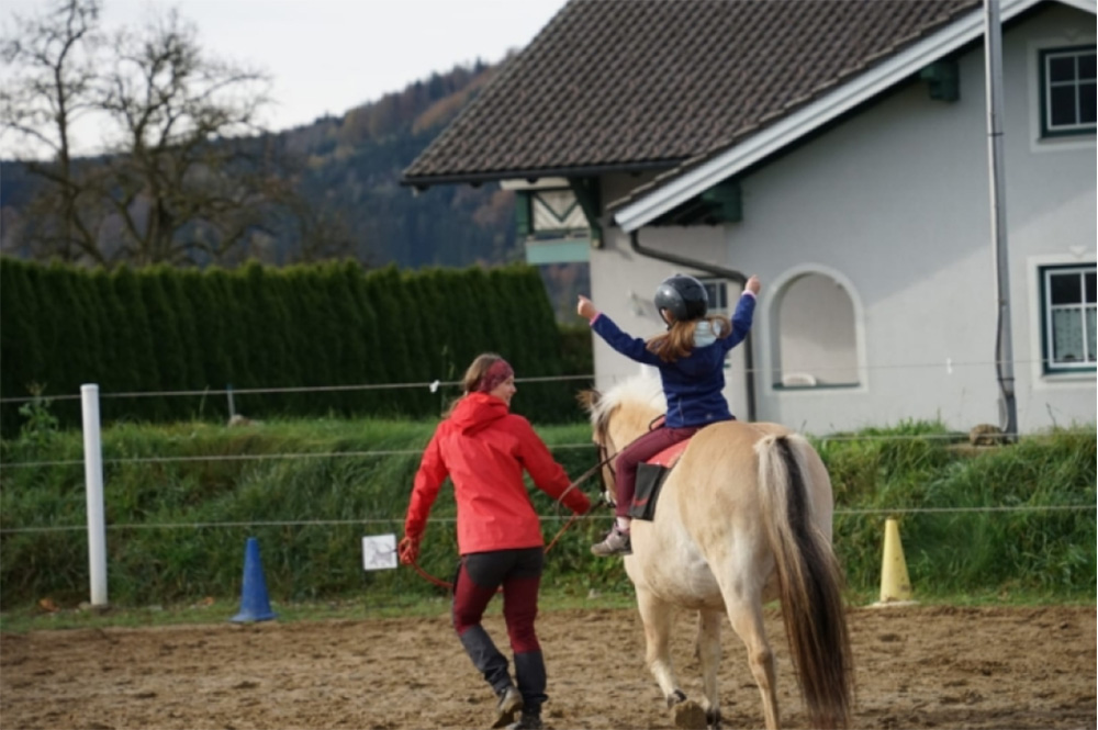 Pferd trabt mit Kind